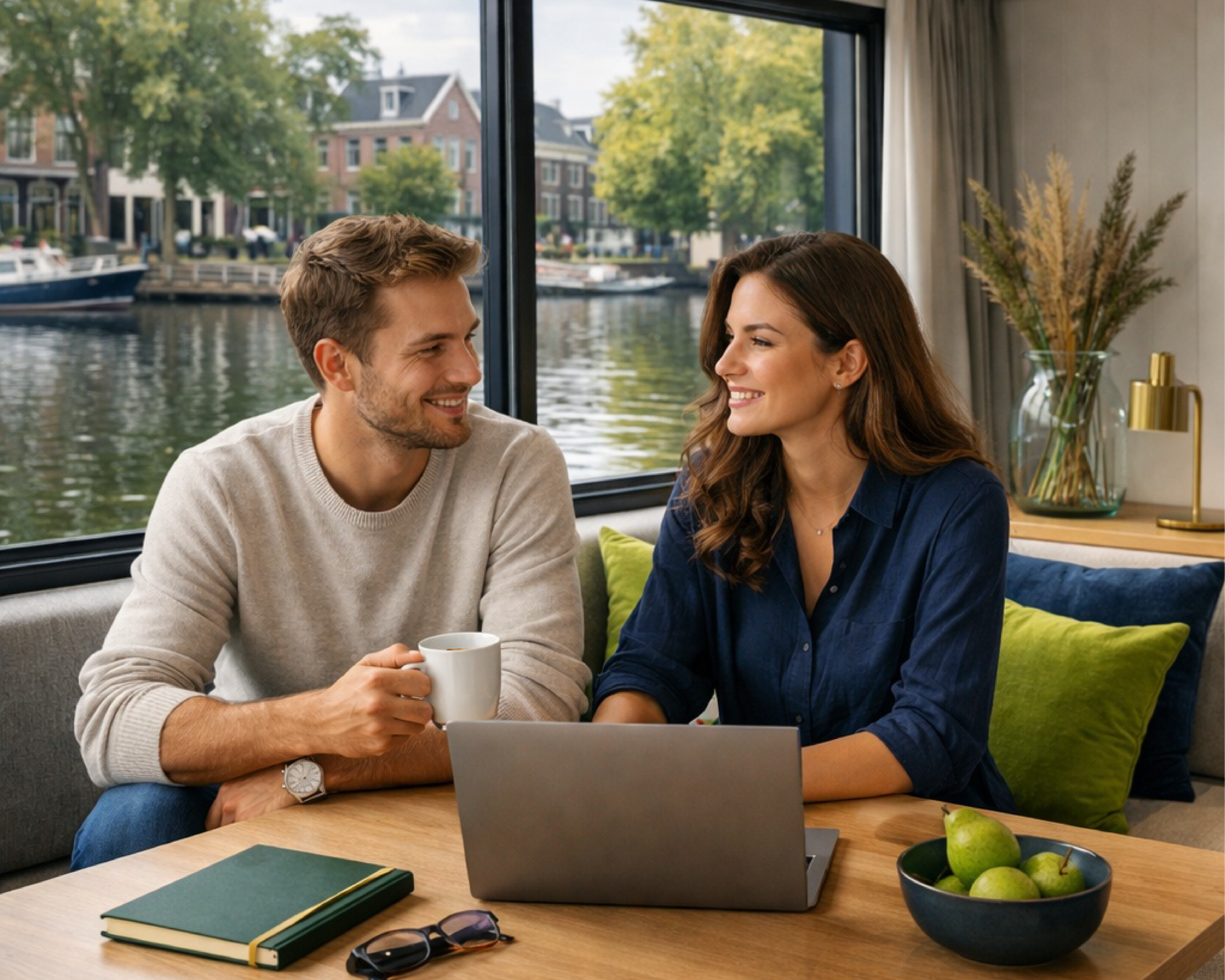 Twee jonge mensen in een woonboot